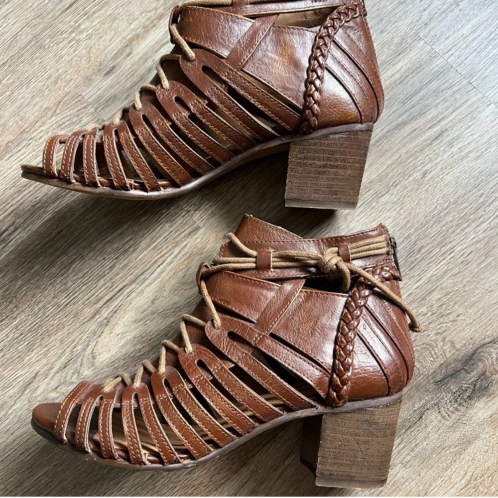 Faux  Leather Brown lace up heel with zipper in back. 2 1/2 “ heel, Size 9 - Picture 4 of 7
